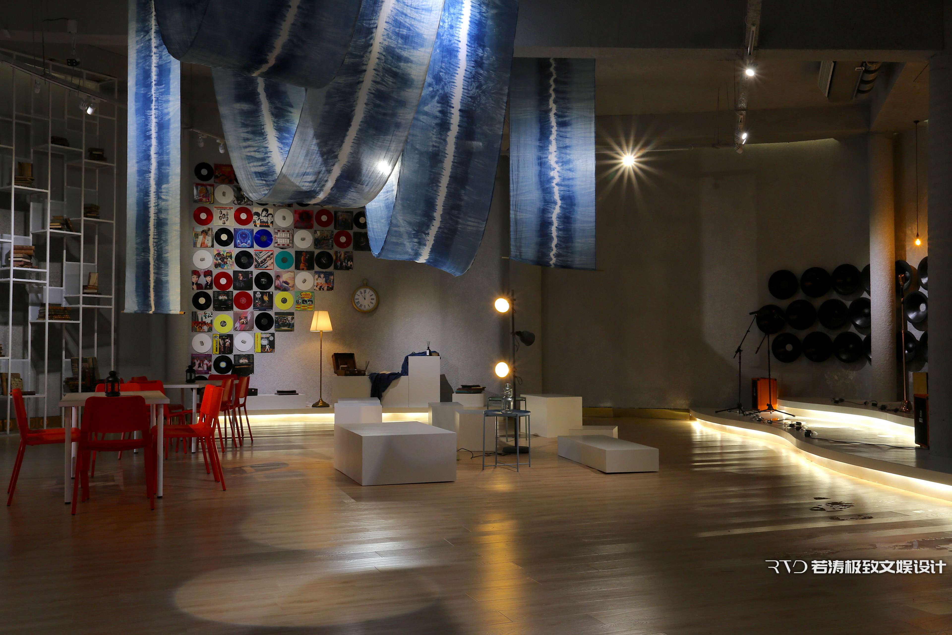 演出体验区上方采用了从成都当地扎染艺术家那里定制的手工布,形成了